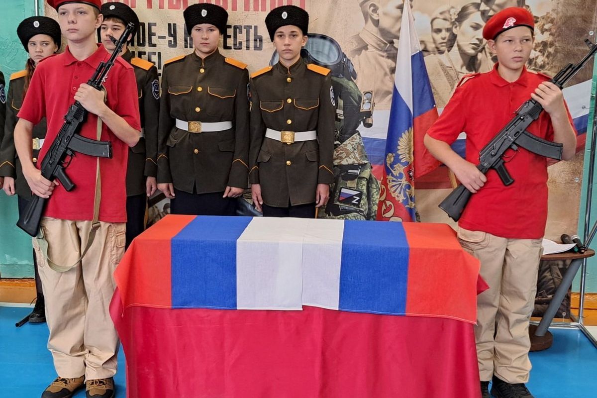 В Слюдянке Иркутской области «Единая Россия» установила Парту Героя, посвящённую бойцам СВО