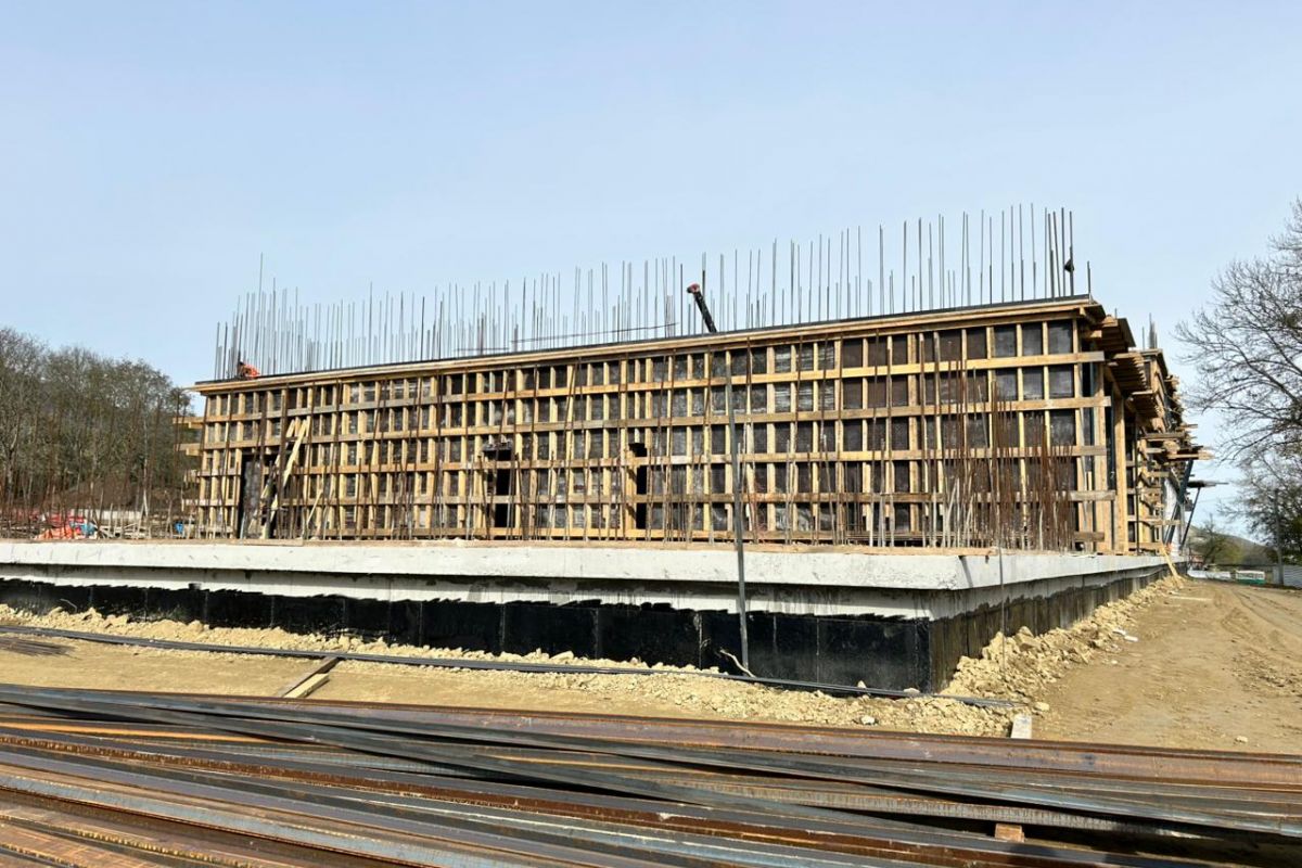 Партийный десант «Единой России» в Сунженском районе провел мониторинг строительства санаторно-лесной школы в с.п. Галашки