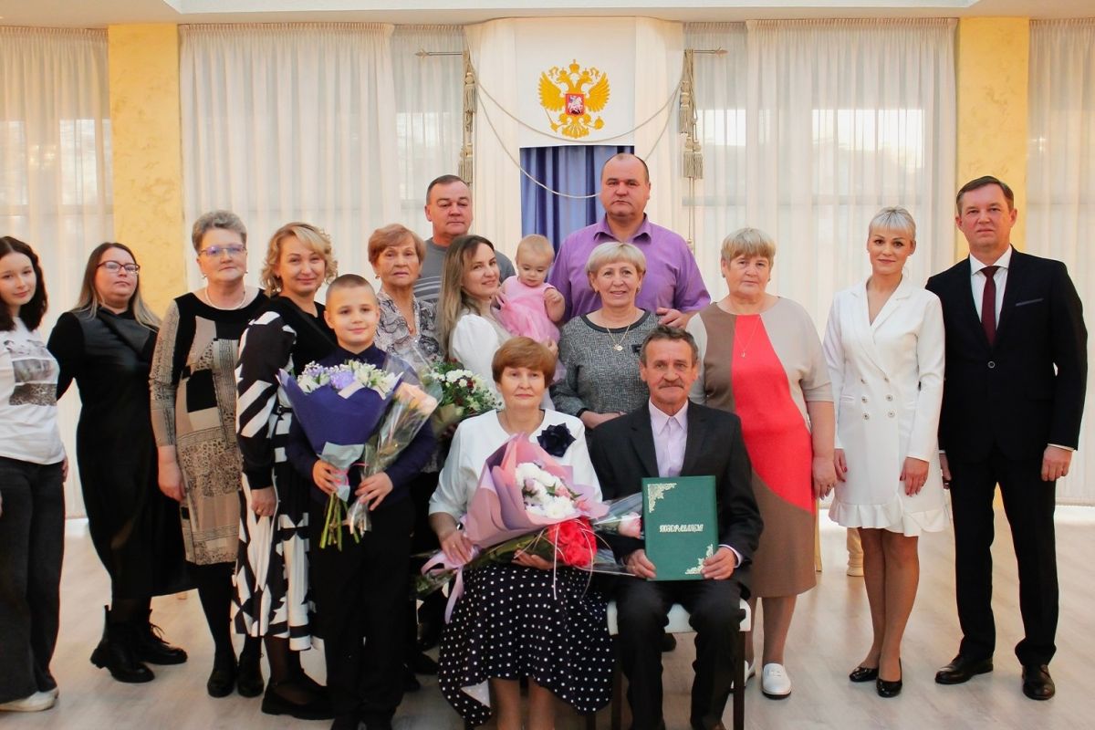 В рамках проекта «Крепкая семья» единороссы поздравили с 50-летием совместной жизни чету Сафоновых из Советска