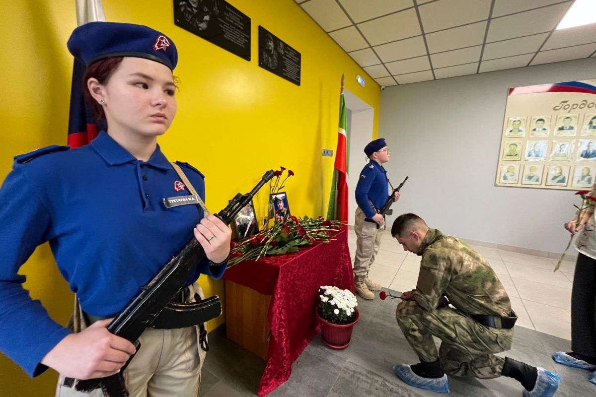 В селе Нырья Татарстана при участии «Единой России» установили мемориальные доски участникам СВО