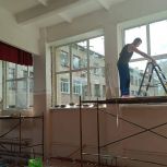 Реальная работа без лишних слов: Сергей Неверов помог заменить окна и двери в столовой школы в Монастырщинском округе