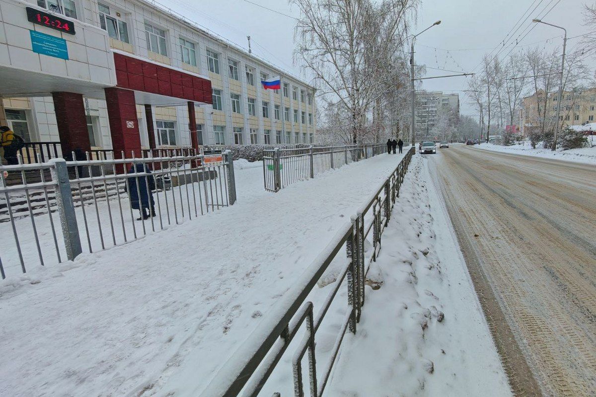 Депутат «Единой России» помог восстановить ограждение у школы № 43 в Томске