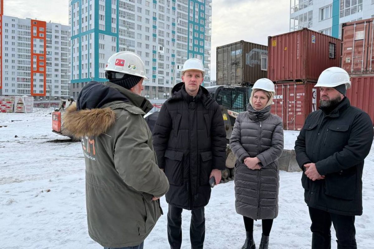 В микрорайоне «Тихие зори» Красноярска продолжается строительство школы по программе «Единой России» и Минпросвещения