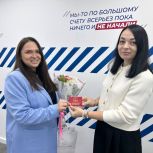 Анастасия Казанцева вручила удостоверение первой представительнице «Совета матерей» на Ямале