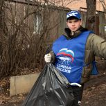 Партийцы убрали территорию у дома-музея Анатолия Уфимцева