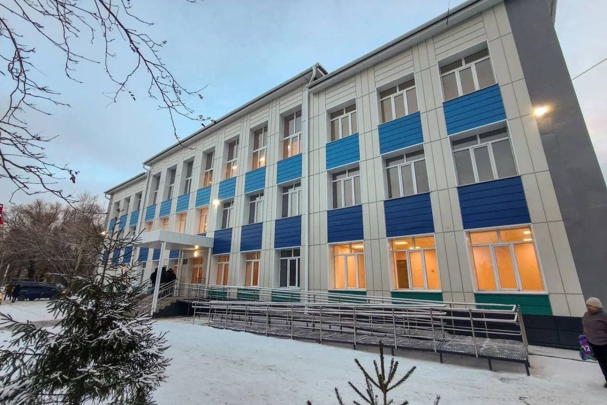 По народной программе «Единой России» в школе Омска провели капремонт