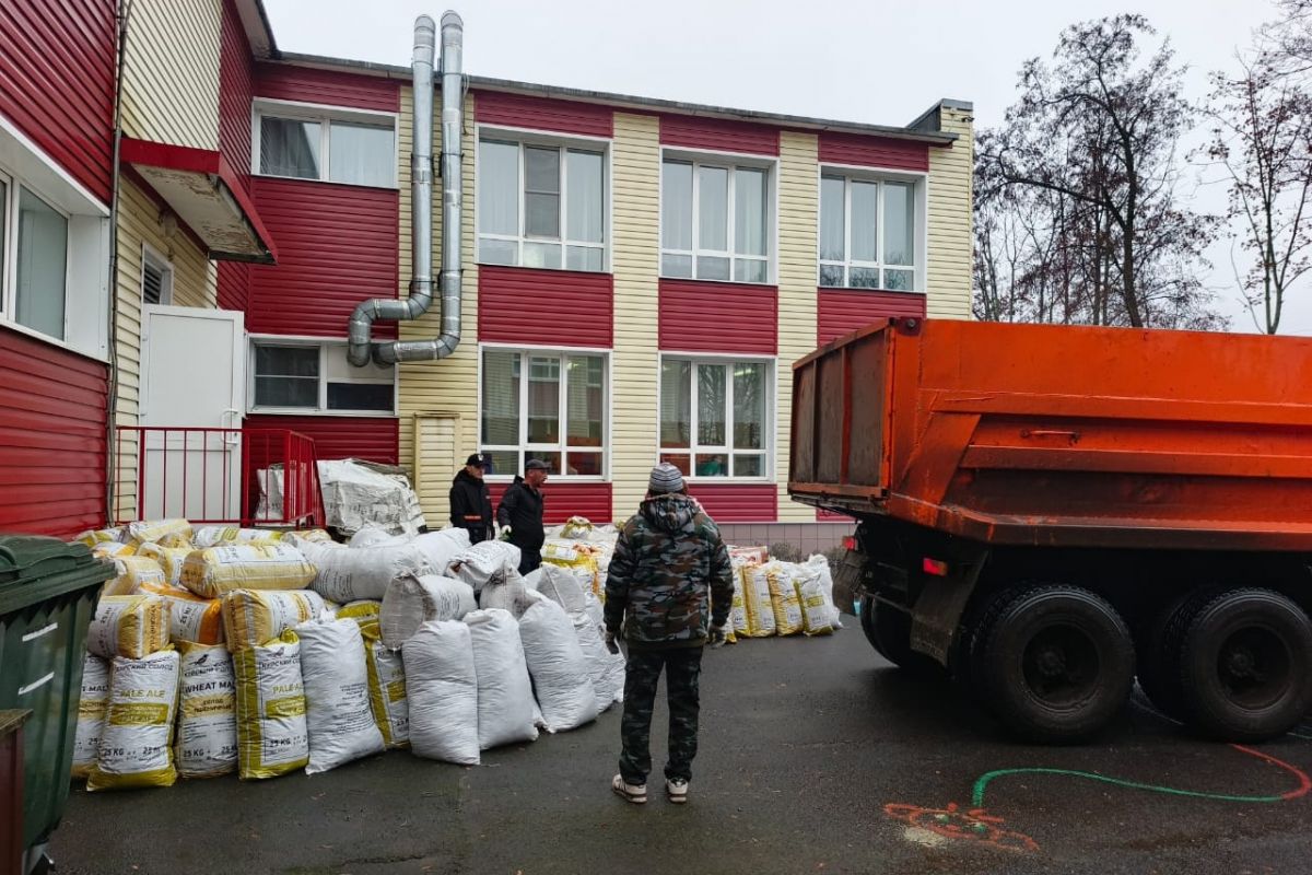 Единоросс в рамках партпроекта «Чистая страна» помог  детскому саду в уборке территории