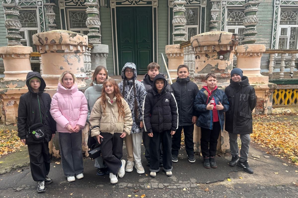 Региональный координатор проекта «Единая страна- доступная среда» Партии «Единая Россия» Яна Куприна организовала экскурсию в Дом народного творчества для учеников школы №18