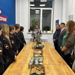 «Единая Россия» в Йошкар-Оле провела мастер-класс по изготовлению окопных свечей в поддержку наших защитников