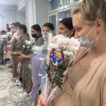«Единая Россия» поздравила медиков и пациенток Городского роддома Читы с Днем матери