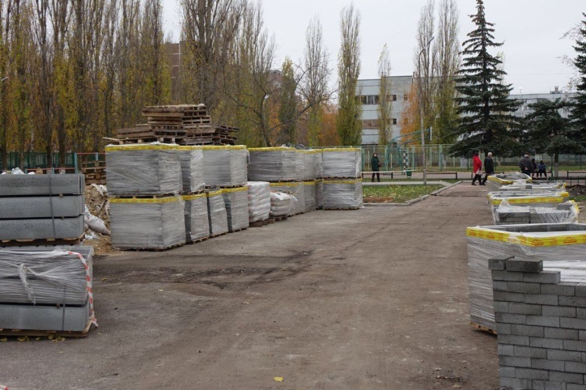 Стильный вход и ухоженный двор