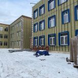В микрорайоне «Тихие зори» Красноярска продолжается строительство школы по программе «Единой России» и Минпросвещения