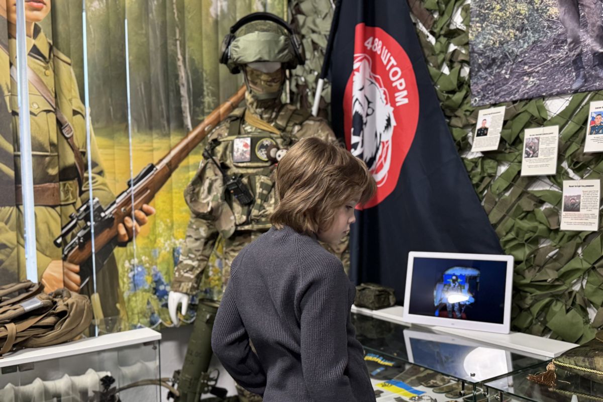 В смоленской школе при поддержке депутата «Единой России» открыли музей «Наша история - наши Герои»