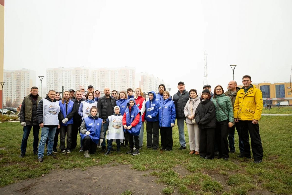 Единороссы, молодогвардейцы и общественники высадили в сквере Молодежный молодые липы