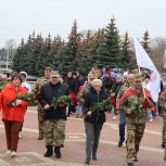 В Саранске в День народного единства  возложили цветы к памятнику Навеки с Россией и раздали ленты российского триколора