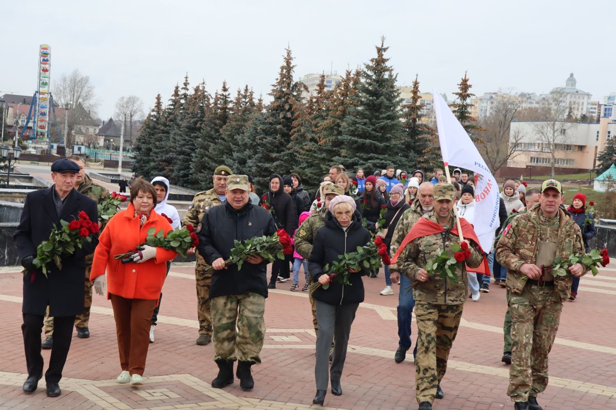 В Саранске в День народного единства  возложили цветы к памятнику Навеки с Россией и раздали ленты российского триколора