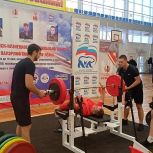 В Ленинске-Кузнецком единороссы провели турнир по пауэрлифтингу