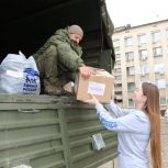 Единороссы передали выпечку и гумпомощь бойцам ко Дню народного единства