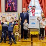 «Единая Россия» подарила воспитанникам детского дома в Магадане кукольный спектакль