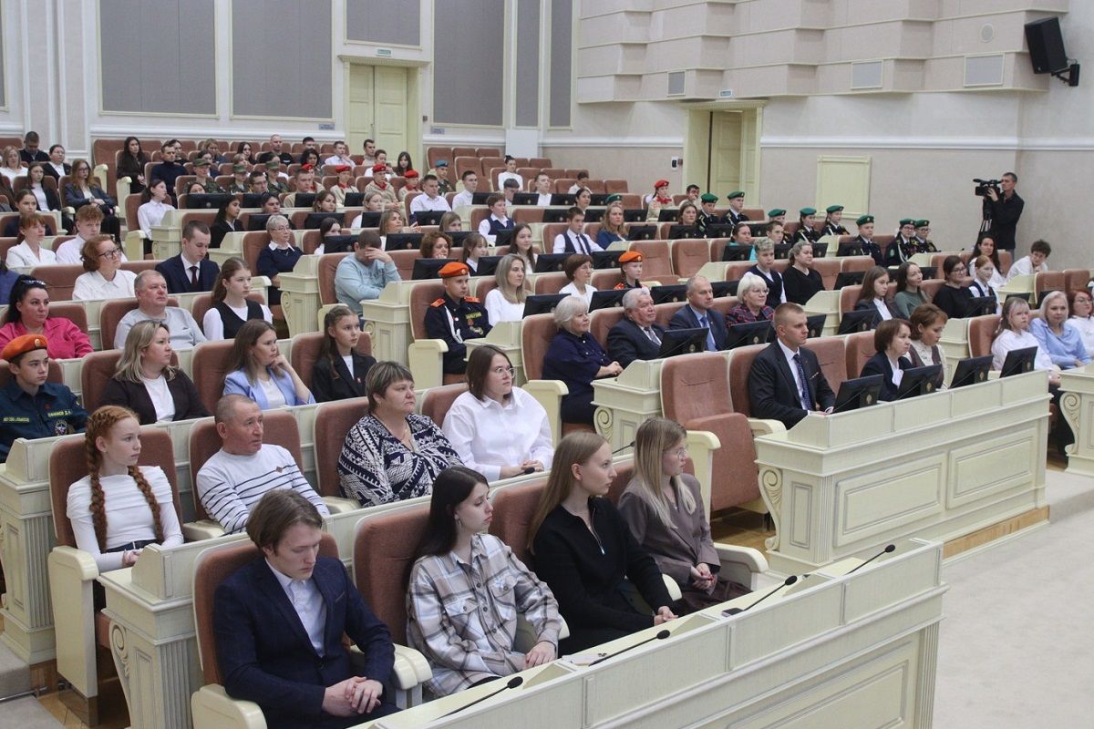 Урок, посвящённый 105-летию государственности Удмуртии, 80-летию Великой Победы и 30-летию Госсовета, объединил около 200 юных жителей республики