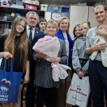 В Осинниках единороссы поздравили многодетную маму с рождением тройни