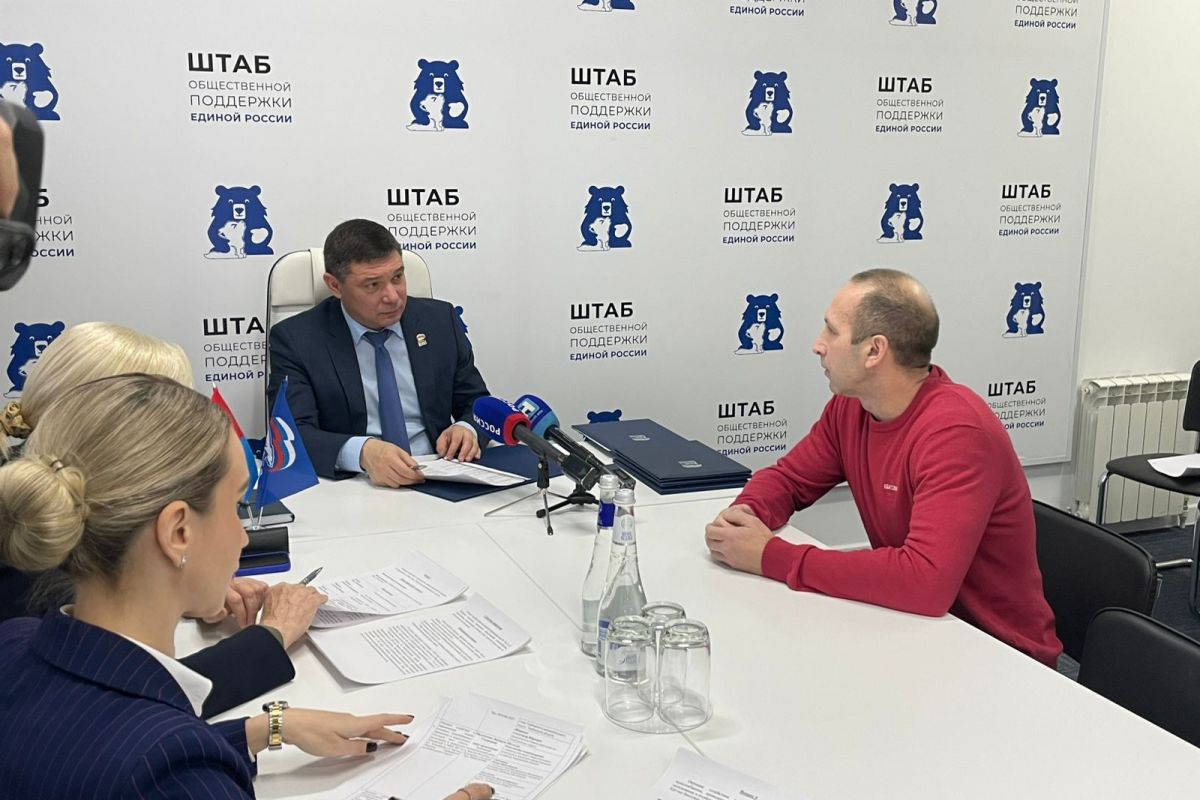 Во время партийного приема граждан Евгений Первышов рассмотрел шесть обращений от жителей региона