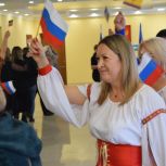 Жители ЛНР отметили День народного единства флешмобами и праздничными акциями