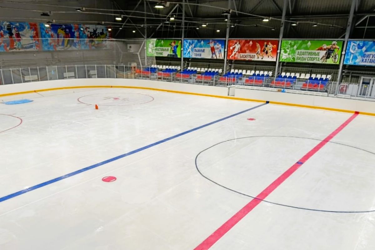 В Пойковском при поддержке «Единой России» обновили хоккейный корт