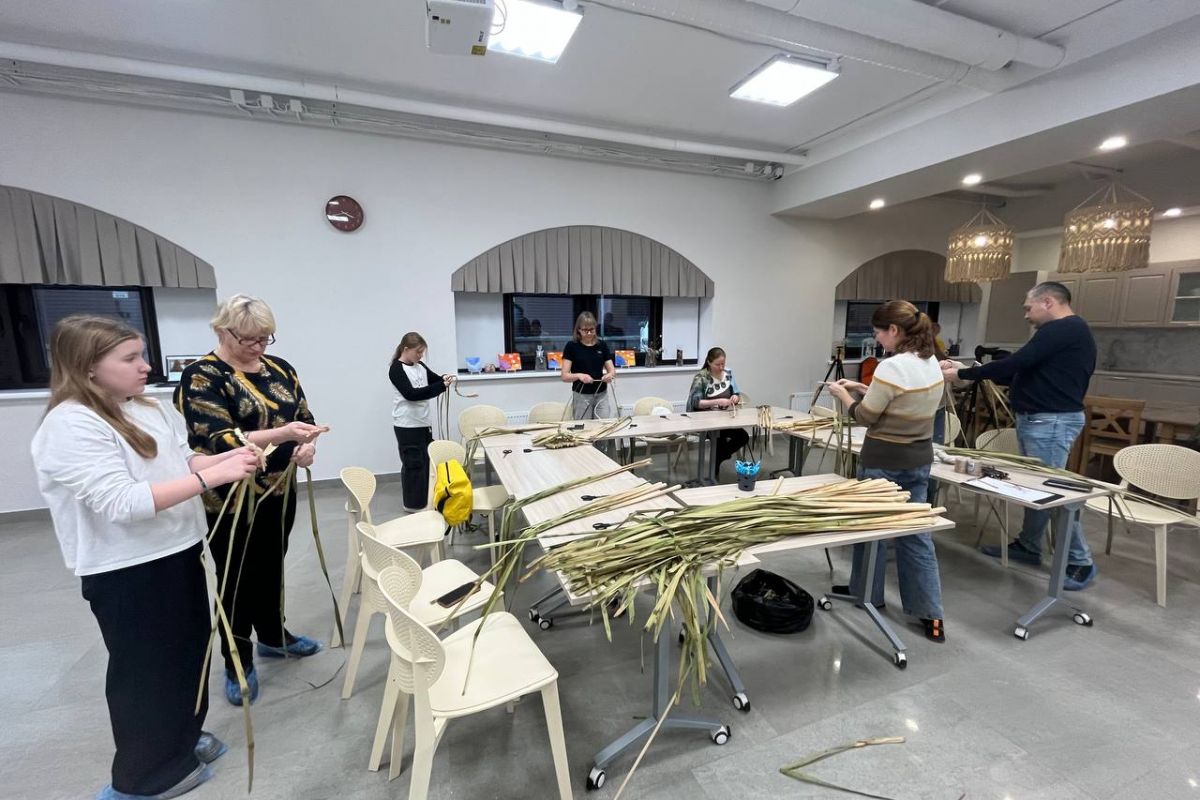 В Перми состоялся мастер-класс для семей по изготовлению кормушки