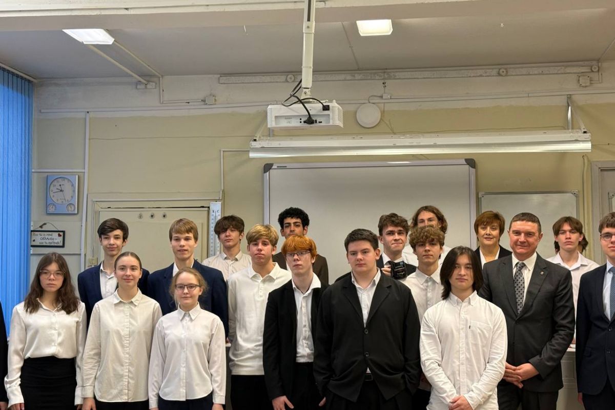 Депутат «Единой России» Алексей Цивилёв провёл «Разговоры о важном» со старшеклассниками Красносельского района