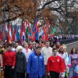 «Молодая Гвардия Единой России» и «Волонтёрская Рота» провели в Санкт-Петербурге праздничное шествие ко Дню народного единства