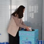 Екатерина Толстая передала подарки детям
