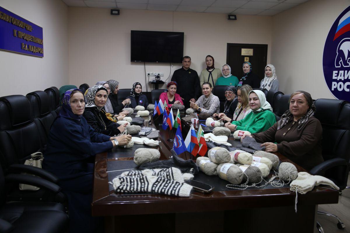 Активистки «Женского движения Единой России» связали тёплые носки для участников СВО