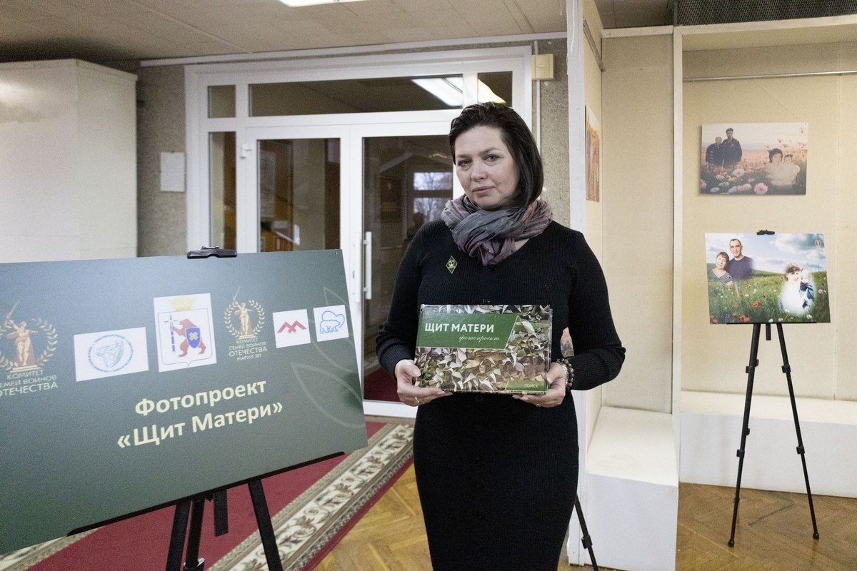 «Щит матери»: томский фотопроект о матерях участников СВО открылся в Йошкар-Оле