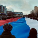 В Саратовской области развернули 80-метровый флаг Российской Федерации
