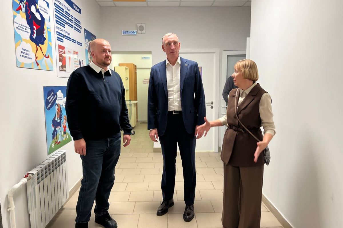 Обновлённую школу и детский сад в Пскове осмотрели Александр Козловский и Борис Елкин