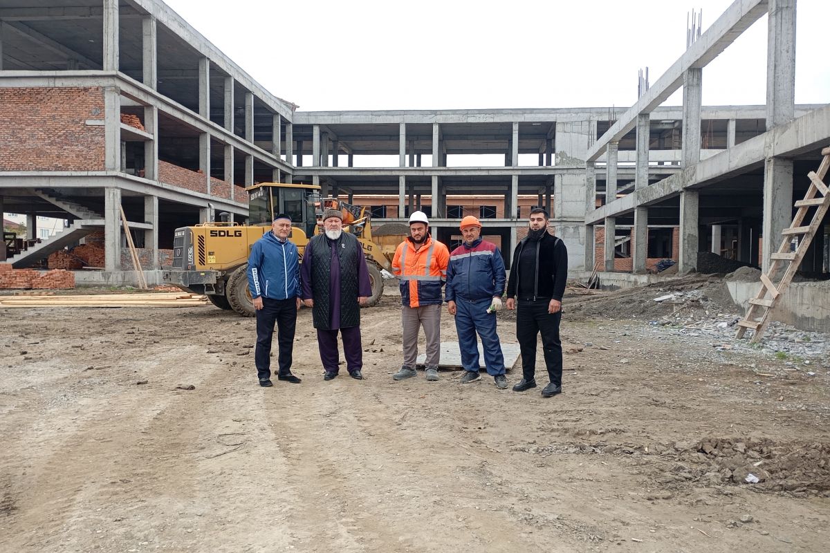 Активисты «Единой России» посетили стройплощадки соцобъектов в Чеченской Республике