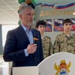 «Парты Героев» открыли в махачкалинской школе при содействии Штаба общественной поддержки «Единой России»