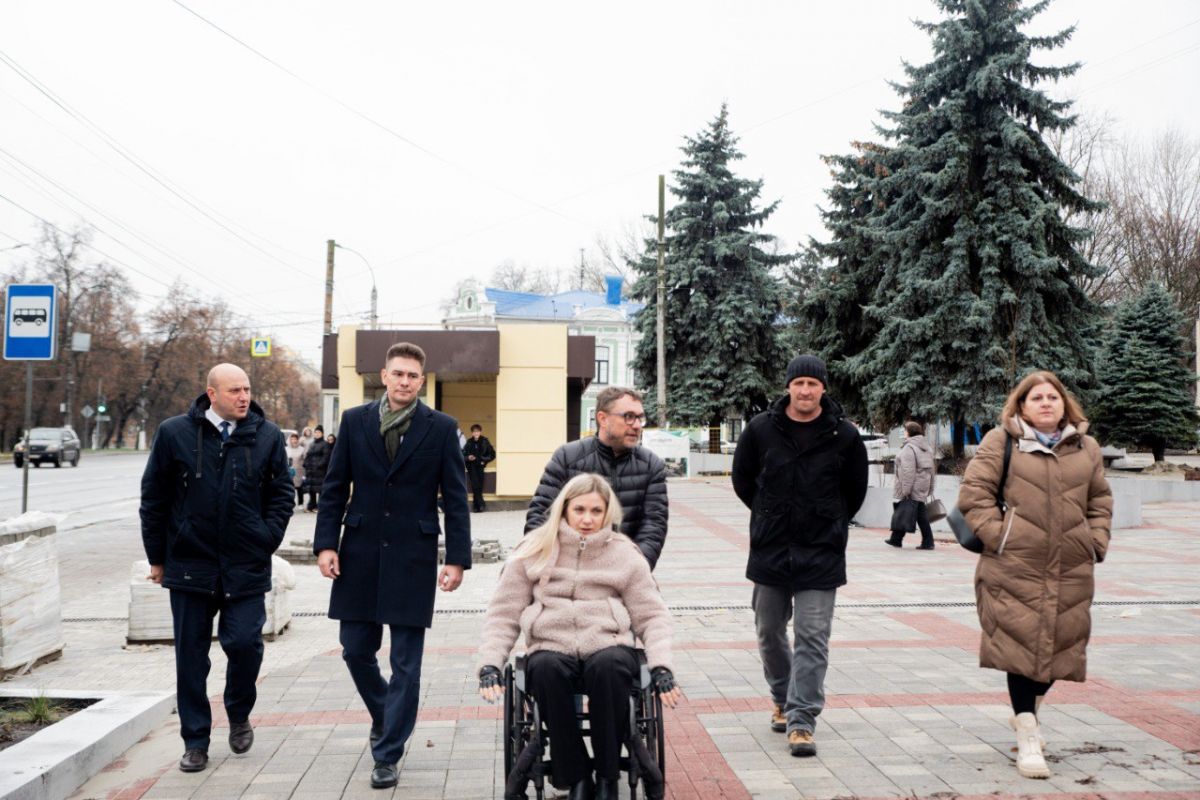 Партийный десант внёс предложения по благоустройству сквера возле ТЦ «Куряночка»