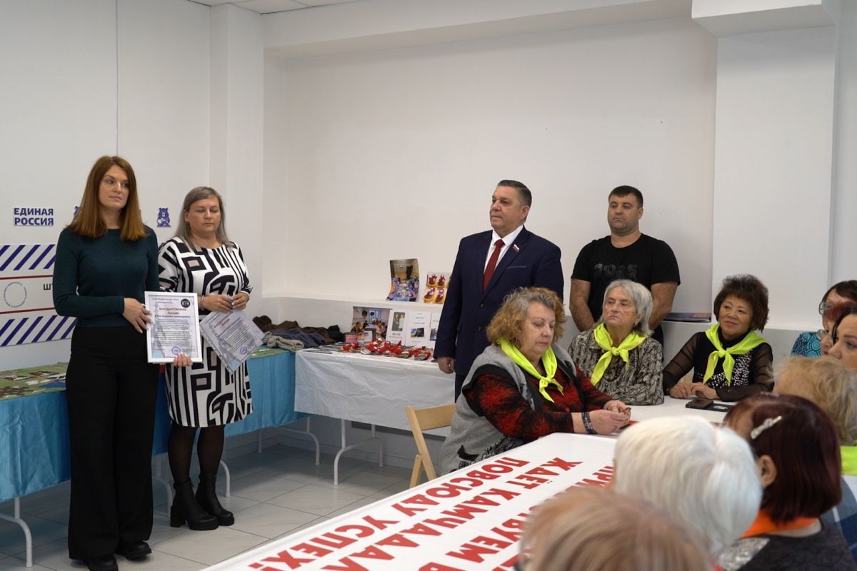 «Символ, наполненный любовью души»: активисты «Старшего поколения» передали лоскуты для будущего знамени морпехам Камчатки