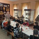 Региональный координатор проекта «Единая страна- доступная среда» Партии «Единая Россия» Яна Куприна организовала экскурсию в Дом народного творчества для учеников школы №18