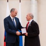 Денис Паслер вручил государственные и региональные награды выдающимся уральцам