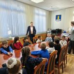 Партия организовала экскурсию для школьников и флешмоб в честь Дня флага Чукотки