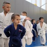 По партпроекту «Единой России» «Выбор сильных» в Барабинске Новосибирской области состоялись весёлые старты для юных самбистов