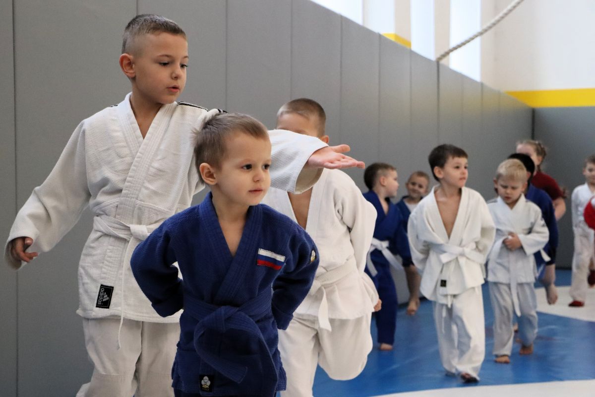 По партпроекту «Единой России» «Выбор сильных» в Барабинске Новосибирской области состоялись весёлые старты для юных самбистов