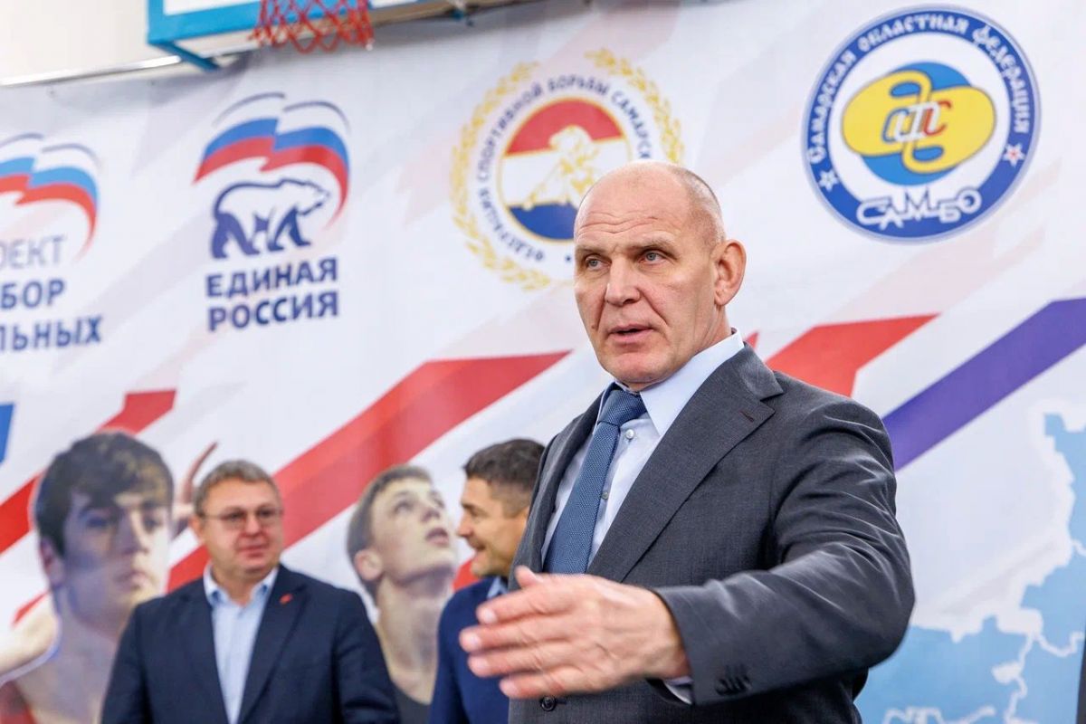 Легенда мирового спорта Александр Карелин открыл секцию борьбы в Волжском районе