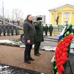 Виталий Першин наградил военнослужащих и возложил цветы к памятникам на Аллее Героев СВО