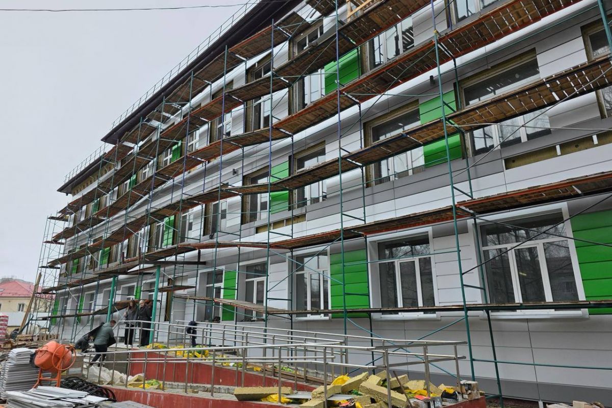 Депутат Госдумы Николай Щеглов проверил ход капремонта школы №42