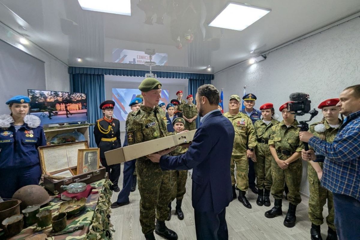 Депутат Госдумы передал кузбасским юнармейцам макет автомата