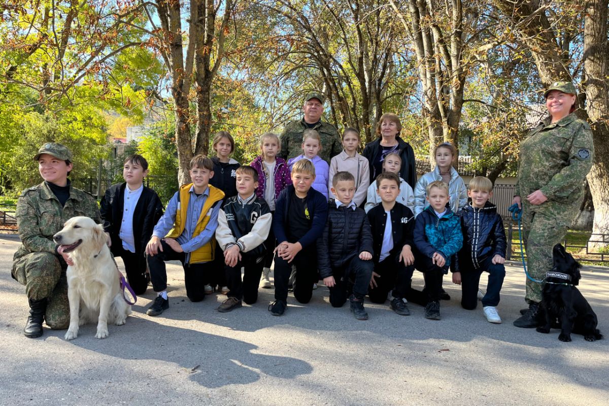 Ученикам школы №59 в Терновке показали, как работают служебно-розыскные собаки